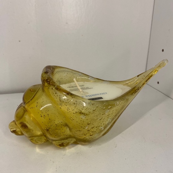 Gardeners Eden Candle in yellow Glass Seashell - Picture 5 of 5